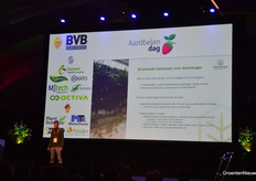 Peter Melis from Proefcentrum Hoogstraten with a presentation on multilayer cultivation with hoistable gutters.